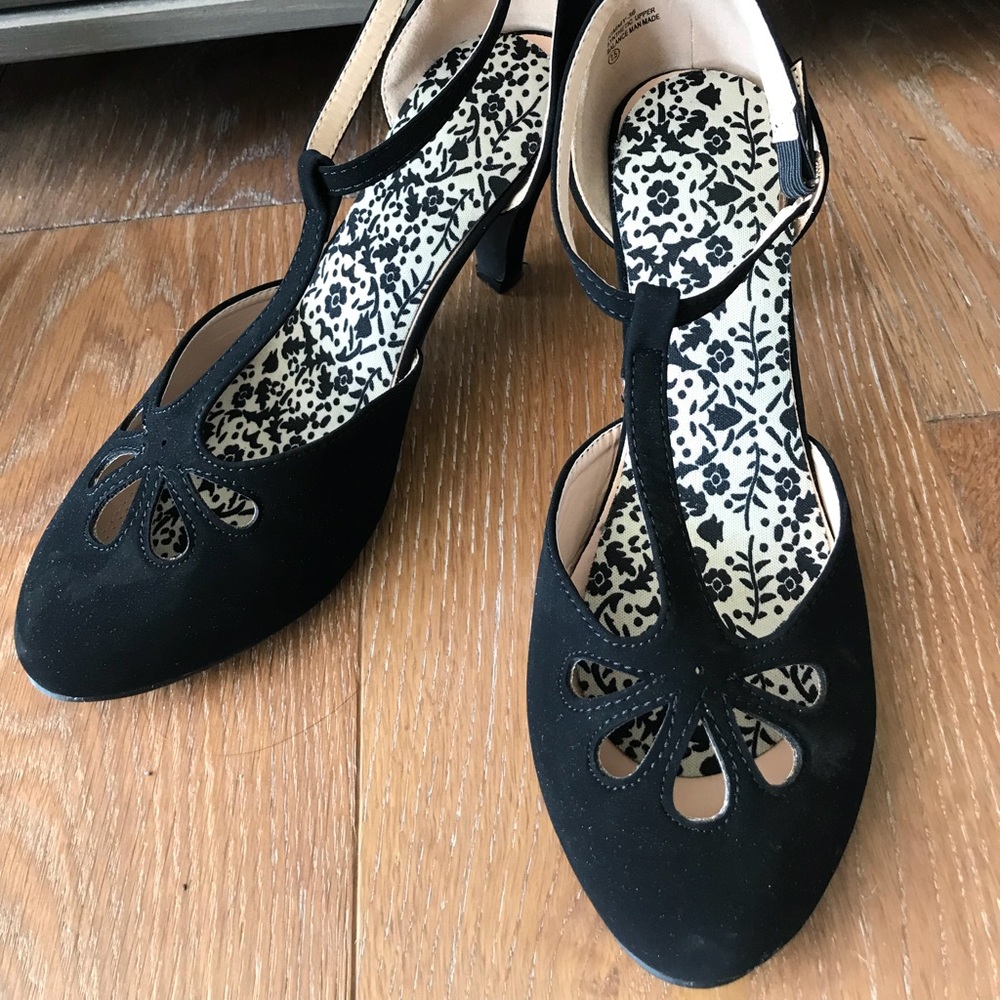 Vintage Look Black Heels Shoes - 7.5 Fit large